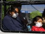 Borgerne i Mexico City, hvor de fleste tilfælde af svineinfluenza er konstateret, tager ingen chancer. Mange bruger ansigtsmasker. 