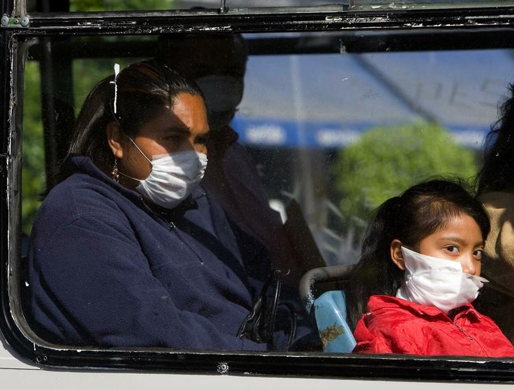 Borgerne i Mexico City, hvor de fleste tilfælde af svineinfluenza er konstateret, tager ingen chancer. Mange bruger ansigtsmasker. 
