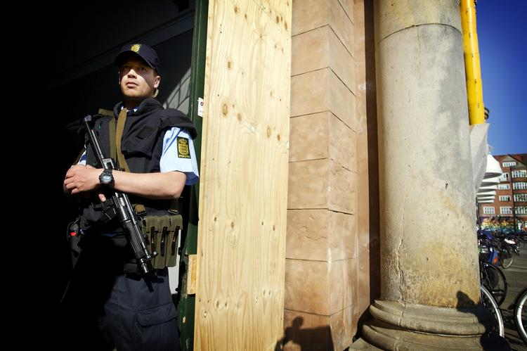 Politiet bevogtede retssalen under sagen om lejemordet. 