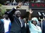 Kvindeorganisationer vil have Kenyas førstedame Lucy Kibaki (th) til at nægte at have sex med sin mand, præsident Mwai Kibaki (tv), for at få ham til at stoppe skænderierne med ministerpræsident Odinga. (Arkiv) 