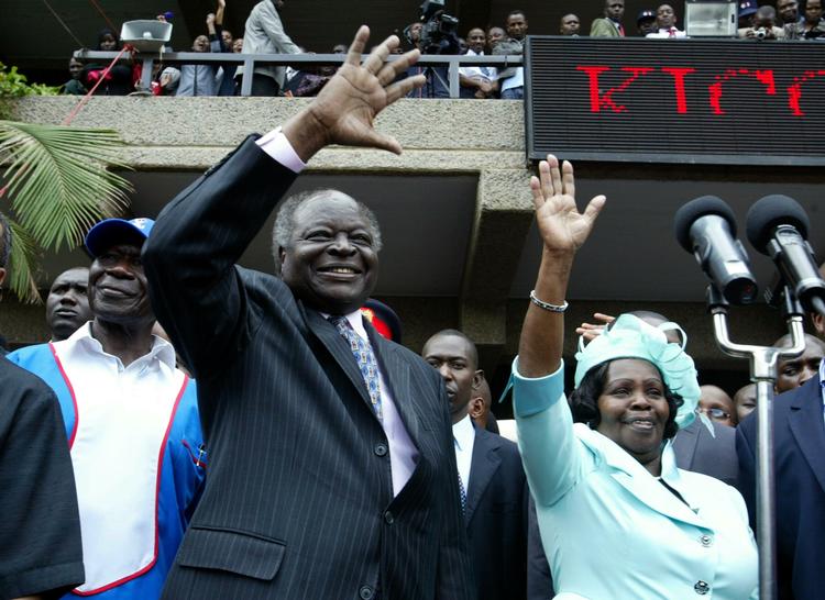 Kvindeorganisationer vil have Kenyas førstedame Lucy Kibaki (th) til at nægte at have sex med sin mand, præsident Mwai Kibaki (tv), for at få ham til at stoppe skænderierne med ministerpræsident Odinga. (Arkiv) 