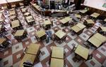 Svineinfluenzaen får mexikanerne til at holde sig fra større forsamlinger. Her en enlig gæst på en café i mexico By. 