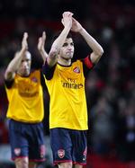 Arsenal's Cesc Fabregas (th.) og Mikael Silvestre takker publikum efter holdets nederlag på 1-0 mod Manchester United. Nu venter returopgøret på tirsdag. 