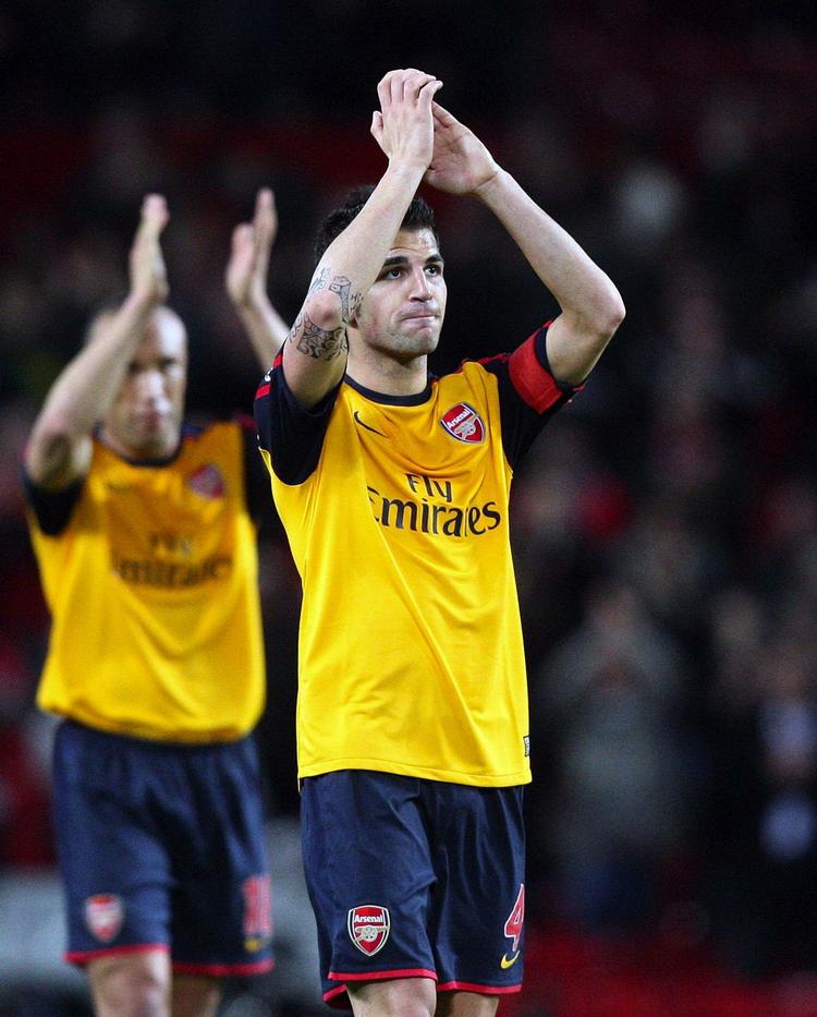 Arsenal's Cesc Fabregas (th.) og Mikael Silvestre takker publikum efter holdets nederlag på 1-0 mod Manchester United. Nu venter returopgøret på tirsdag. 
