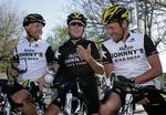 Lance Armstrong (th) hygger sig med Astana-holdkammeraterne inden starten på første etape af Tour of the Gila i New Mexico. Til venstre ses etapens senere vinder Levi Leipheimer og i midten er det Chris Horner. 