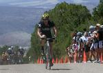 Lance Armstrong skaber splittelse med et udbrud på en afgørende stigning i første etape af Tour of the Gila. Det baner vejen for Levi Leipheimers sejr. 