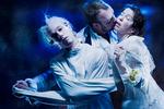 Foto fra Bo Holtens 'Livlægens besøg'. Foto: Operaen 