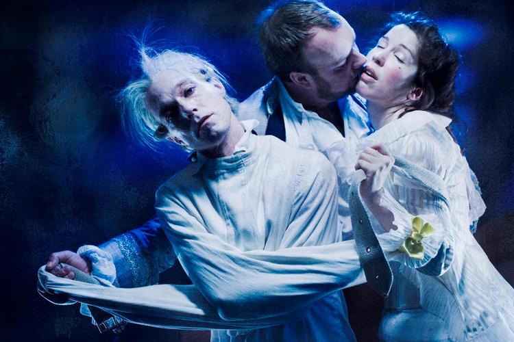 Foto fra Bo Holtens 'Livlægens besøg'. Foto: Operaen 