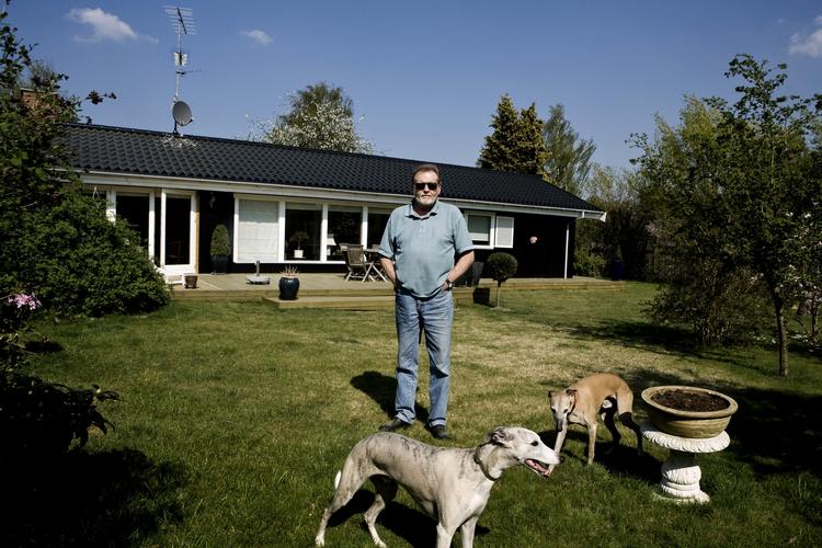 Paul Bach har mistet over en tredjedel af den boligydelse, han får som pensionist, fordi Skat har vurderet, at hans hus er steget voldsomt i værdi. 