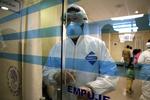 En vagt ved indgangen til den afdeling på et hospital i Mexico, som behandler patienter med svineinfluenzaen. 
