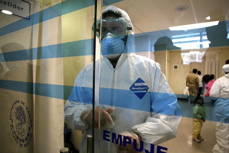 En vagt ved indgangen til den afdeling på et hospital i Mexico, som behandler patienter med svineinfluenzaen. 
