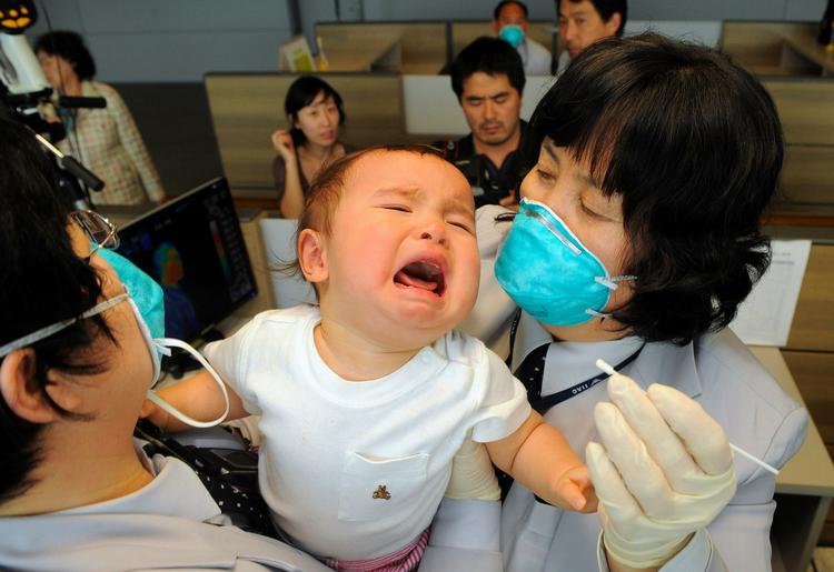 Almindelig- og fugleinfluenza er værre, siger forsker. Han frygter, at vi bruger lageret af anti-influenza-medicin og er forsvarsløse, når vi er nødt til at bekæmpe almindelig og fugleinfluenza. 