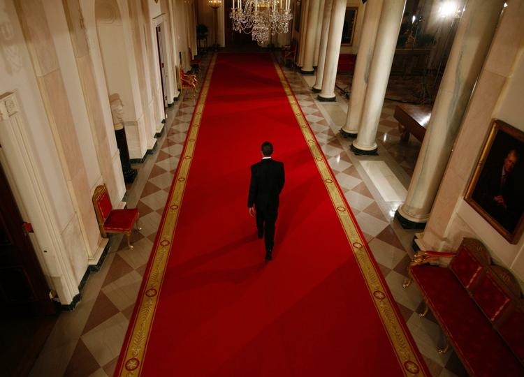 Obama på vej væk fra pressemøde i Det Hvide Hus i anledning af sine første 100 dage på præsidentposten. 