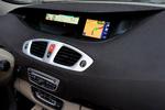 Find vej. GPS-apparatet fra TomTom sidder fint integreret i instrumentpanelet på den nye Renault Scenic. Pris: ca. 7.500 kroner. 