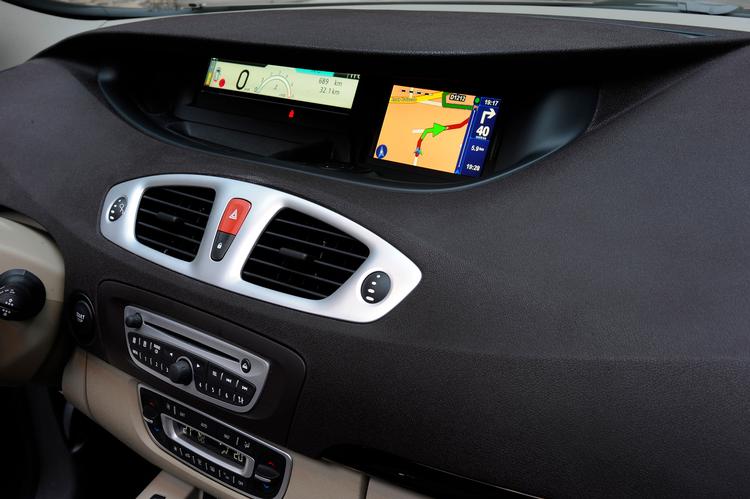 Find vej. GPS-apparatet fra TomTom sidder fint integreret i instrumentpanelet på den nye Renault Scenic. Pris: ca. 7.500 kroner. 