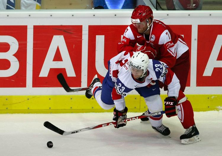 Jesper Damgaard i kamp med Norges Mats Trygg under kampen, som sendte Danmark i nedrykningsspil. 