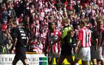 Finalen mellem FCK og AaB var en højspændt og dramatisk affære. Den tidligere AaB-spiller Peter Møller (til venstre) så rødt i den sorte FCK-trøje. Arkivfoto. 
