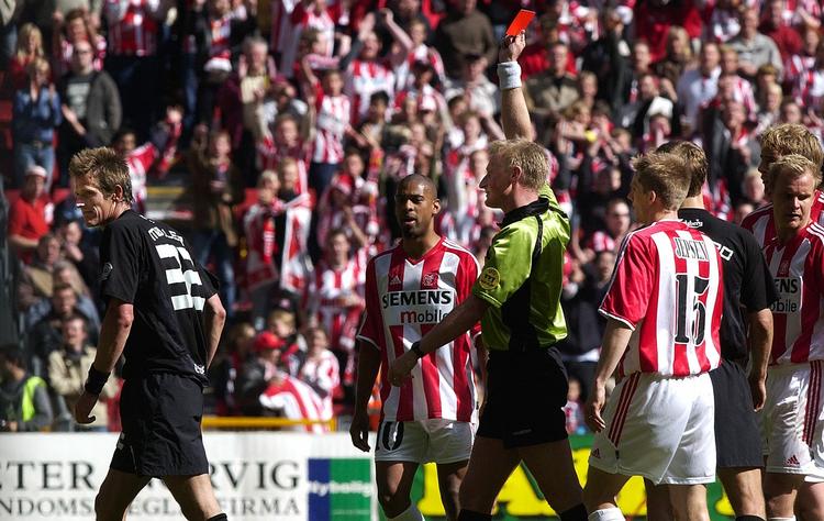 Finalen mellem FCK og AaB var en højspændt og dramatisk affære. Den tidligere AaB-spiller Peter Møller (til venstre) så rødt i den sorte FCK-trøje. Arkivfoto. 