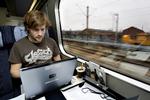 Det trådløse internet breder sig i transportmidlerne. Her er det DSB's intercity-tog, og snart indføres det i S-togene også. Arkivfoto 