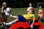 Fodboldskolen i Hornbæk var populær i 2006, hvor 8-årige Kalle forsøgte sig med et saksespark. Arkivfoto. 