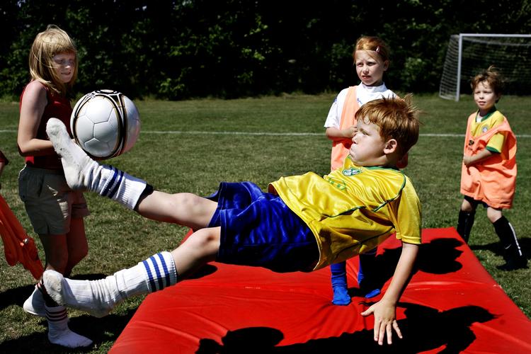 Fodboldskolen i Hornbæk var populær i 2006, hvor 8-årige Kalle forsøgte sig med et saksespark. Arkivfoto. 