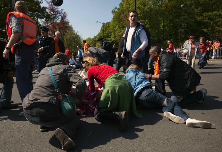 Folk ilede til og ydede førstehjælp til de personer, der blev ramt af bilen, som i fuld fart pløjede sig gennem paradetilskuerne. 