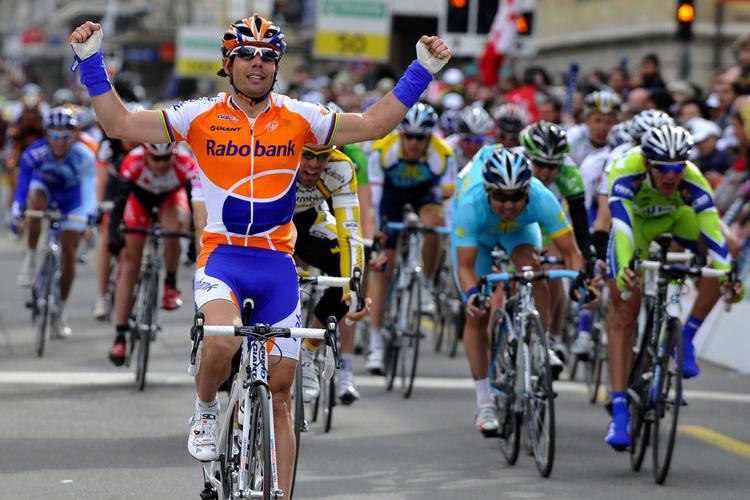Den tidligere tredobbelte verdensmester, spanieren Oscar Freire, kører først over stregen på dagens etape af Romandiet Rundt. 