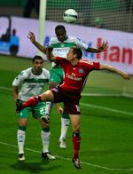 Michael Gravgaard i nærkamp med to Bremen-spillere. 