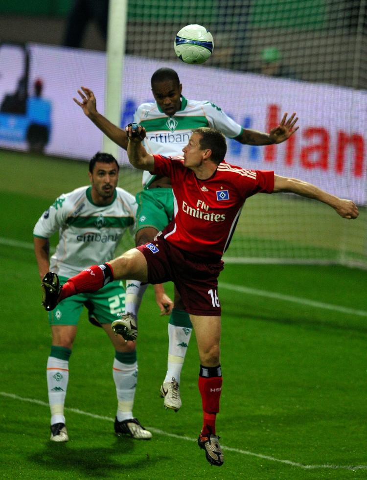Michael Gravgaard i nærkamp med to Bremen-spillere. 