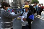 Der udleveres gratis ansigtsmasker og brochurer om svineinfluenzaen i gaderne i Mexico City. 