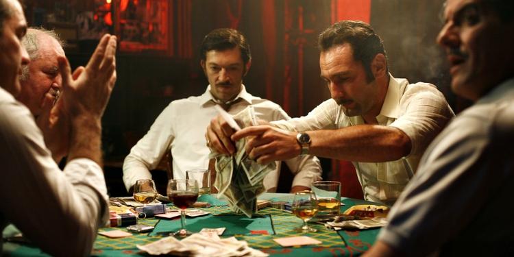 Den brutale og charmerende Jacques Mesrine spilles af fransk films p.t. største stjerne, Vincent Cassel, der indtager rollen med uhyggelig selvfølgelighed. Her ved spillebordet.  Foto: Nordisk Film 