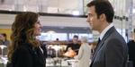 Agenten og spionen. Claire og Ray (Julia Roberts og Clive Owen) mødes til en fest, men snart går det op for Ray, at han er blevet en brik i hendes spil. 