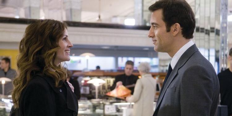 Agenten og spionen. Claire og Ray (Julia Roberts og Clive Owen) mødes til en fest, men snart går det op for Ray, at han er blevet en brik i hendes spil. 