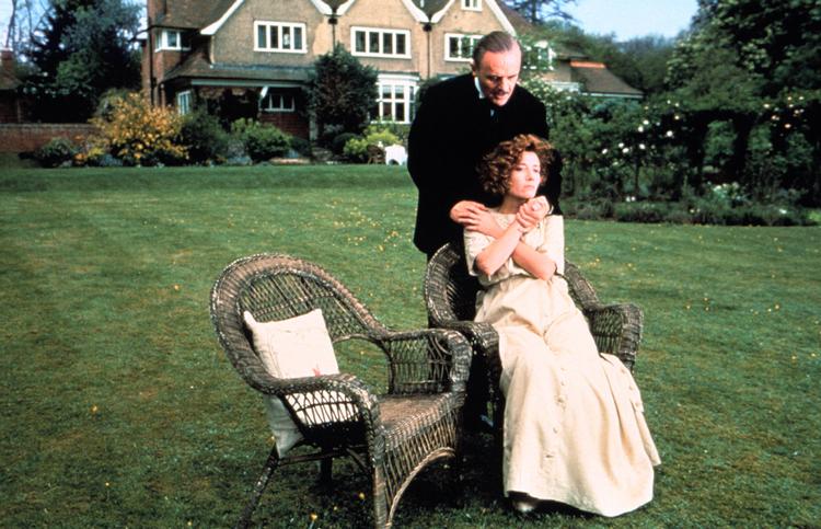 Emma Thompson i rollen som Margaret Schlegel og Anthony Hopkins som Henry Wilcox i James Ivorys instruktion. Filmversionen af ’Howards End’ fik premiere i 1992. Foto: Cinetext Bildarchiv 