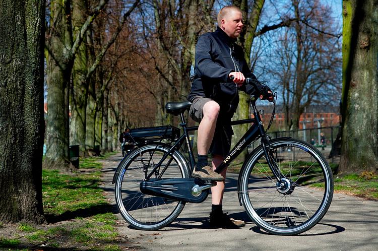 Elcykeltester  Michael C. Svendsen klar til at få en gang pedalhjælp. 