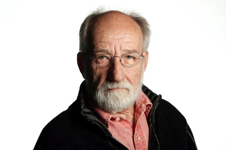 Jens Holsøe har fra 1970-2004 været redaktionssekretær på Politikens ind- og udland. 