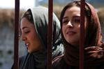 Foto fra 'Darbareye Elly'. Golshifteh Farahani i hovedrollen som Elly til venstre flankeret af Taraneh Alidousti. 