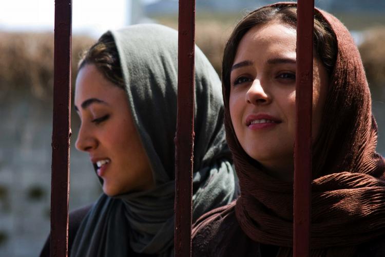 Foto fra 'Darbareye Elly'. Golshifteh Farahani i hovedrollen som Elly til venstre flankeret af Taraneh Alidousti. 