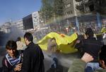 Tyrkisk politi bruger vandkanoner mod demonstranter i centrum af Istanbul. 