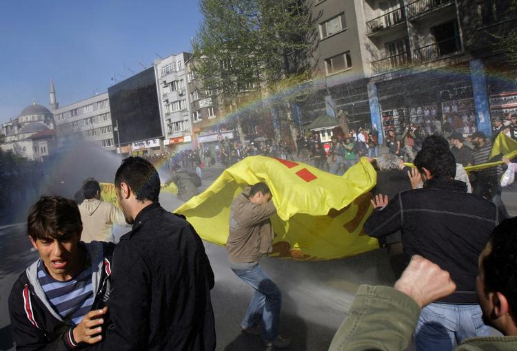 Tyrkisk politi bruger vandkanoner mod demonstranter i centrum af Istanbul. 