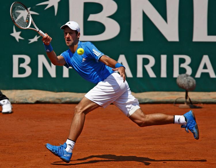 Novak Djokovic viste godt spil mod Juan Martin Del Potro, og han er klar til at tage kampen op med Roger Federer i semifinalen i Rom. 