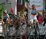 Fabian Wegmann sejrer foran Team Saxo Banks Karsten Kroon i Frankfurt og skaffer sit Milram-hold lidt tiltrængt medgang. 