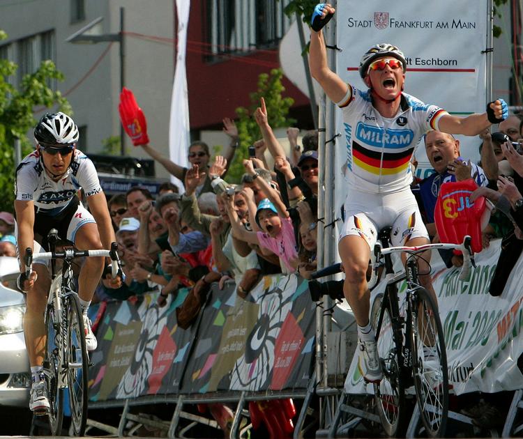 Fabian Wegmann sejrer foran Team Saxo Banks Karsten Kroon i Frankfurt og skaffer sit Milram-hold lidt tiltrængt medgang. 