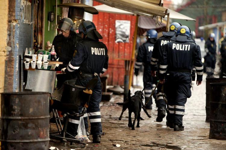 Politibetjentene kan ikke længere se fidusen i indsatsen på Christiania. Her et billede fra en razzia i 2004. 