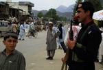 En pakistansk soldat på vagt ved en bazar i Sehwari i Buner-distriktet i dag. Taleban trak sig tilbage fra distriktet i går. 