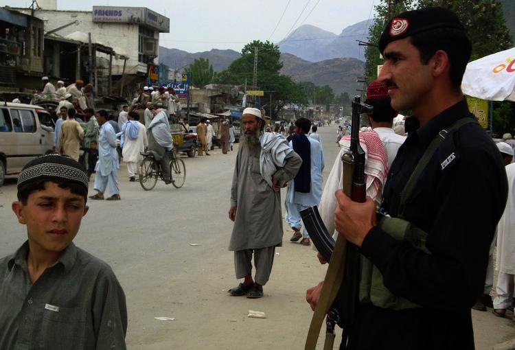 En pakistansk soldat på vagt ved en bazar i Sehwari i Buner-distriktet i dag. Taleban trak sig tilbage fra distriktet i går. 