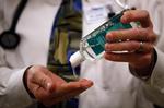 En læge vasker hænder med sæbe efter at have haft kontakt med en patient, der er smittet med H1N1. WHO opfordrer alle til god håndhygiejne. 