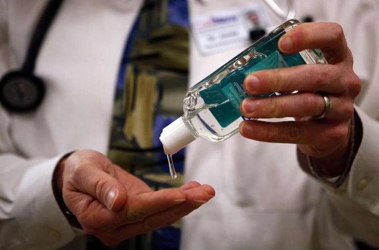 En læge vasker hænder med sæbe efter at have haft kontakt med en patient, der er smittet med H1N1. WHO opfordrer alle til god håndhygiejne. 