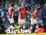 Bendtner scorede to gange for Arsenal, da de slog Portsmouth med 3-0 på udebane i Premier League. 