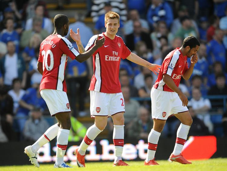 Bendtner scorede to gange for Arsenal, da de slog Portsmouth med 3-0 på udebane i Premier League. 